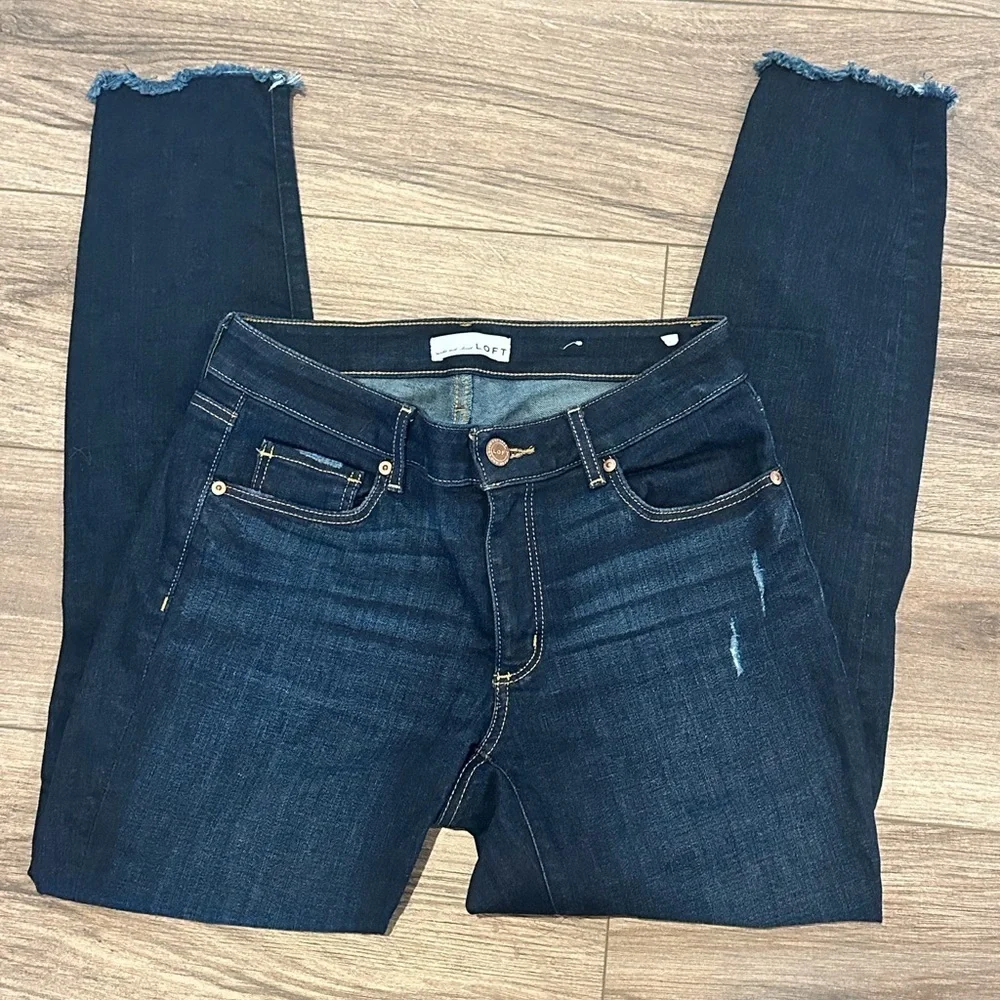 Ann Taylor Loft Chewed Hem Mid Rise Skinny Jeans in Dark Vintage Wash Size 2/26
